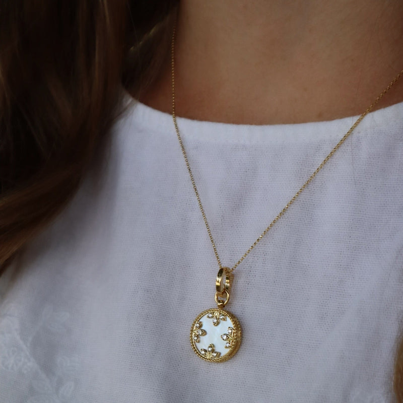 18kt Yellow Gold Mother Of Pearl Medallion Pendant Necklace Necklaces Roberto Coin