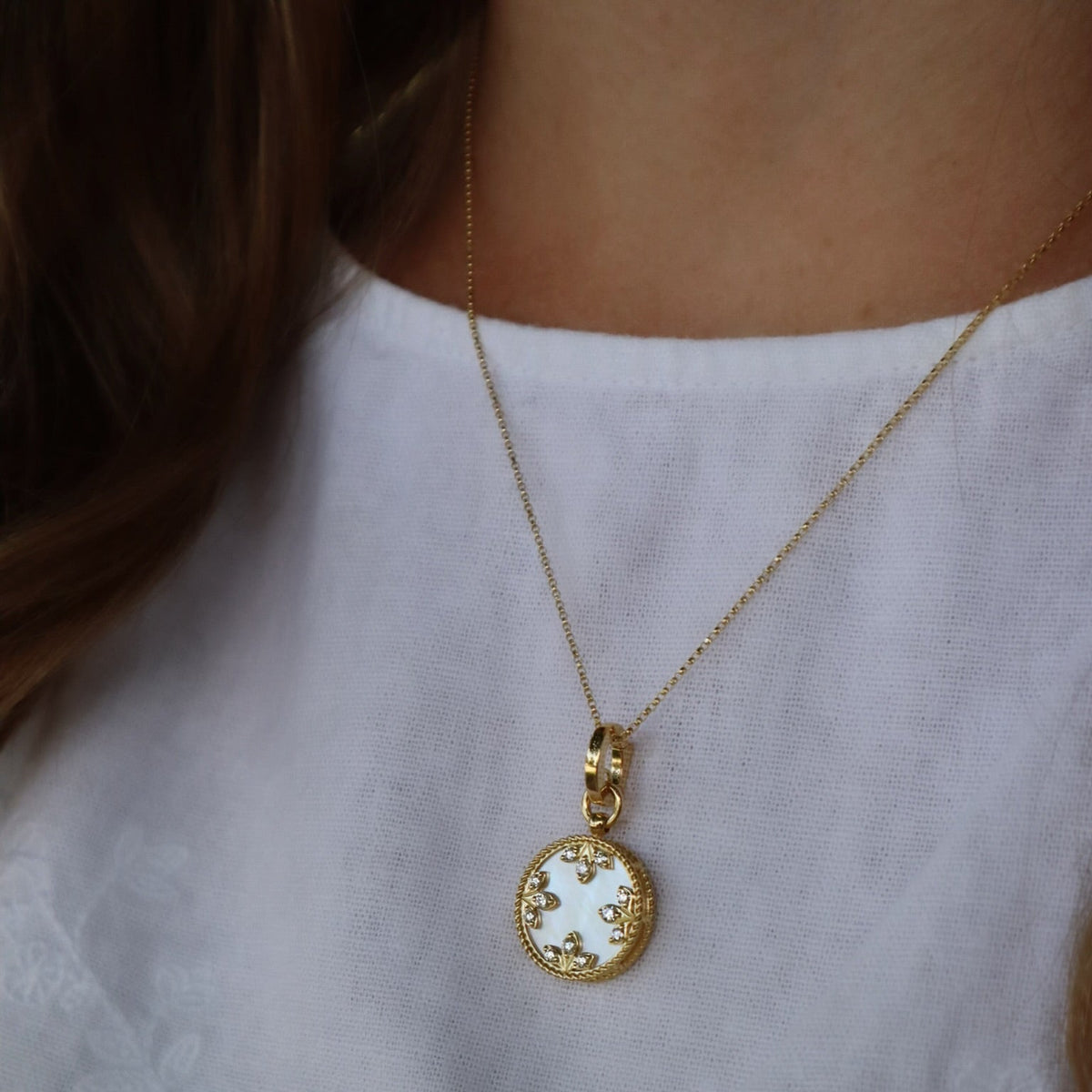 18kt Yellow Gold Mother Of Pearl Medallion Pendant Necklace - Alternate View 1